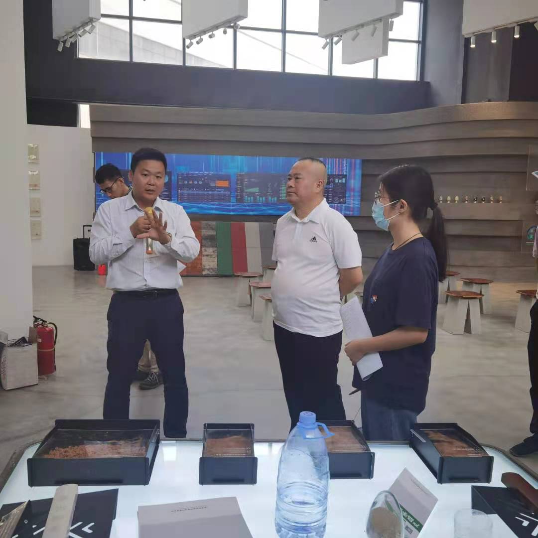 展廳講解照片.jpg 展廳講解照片.jpg