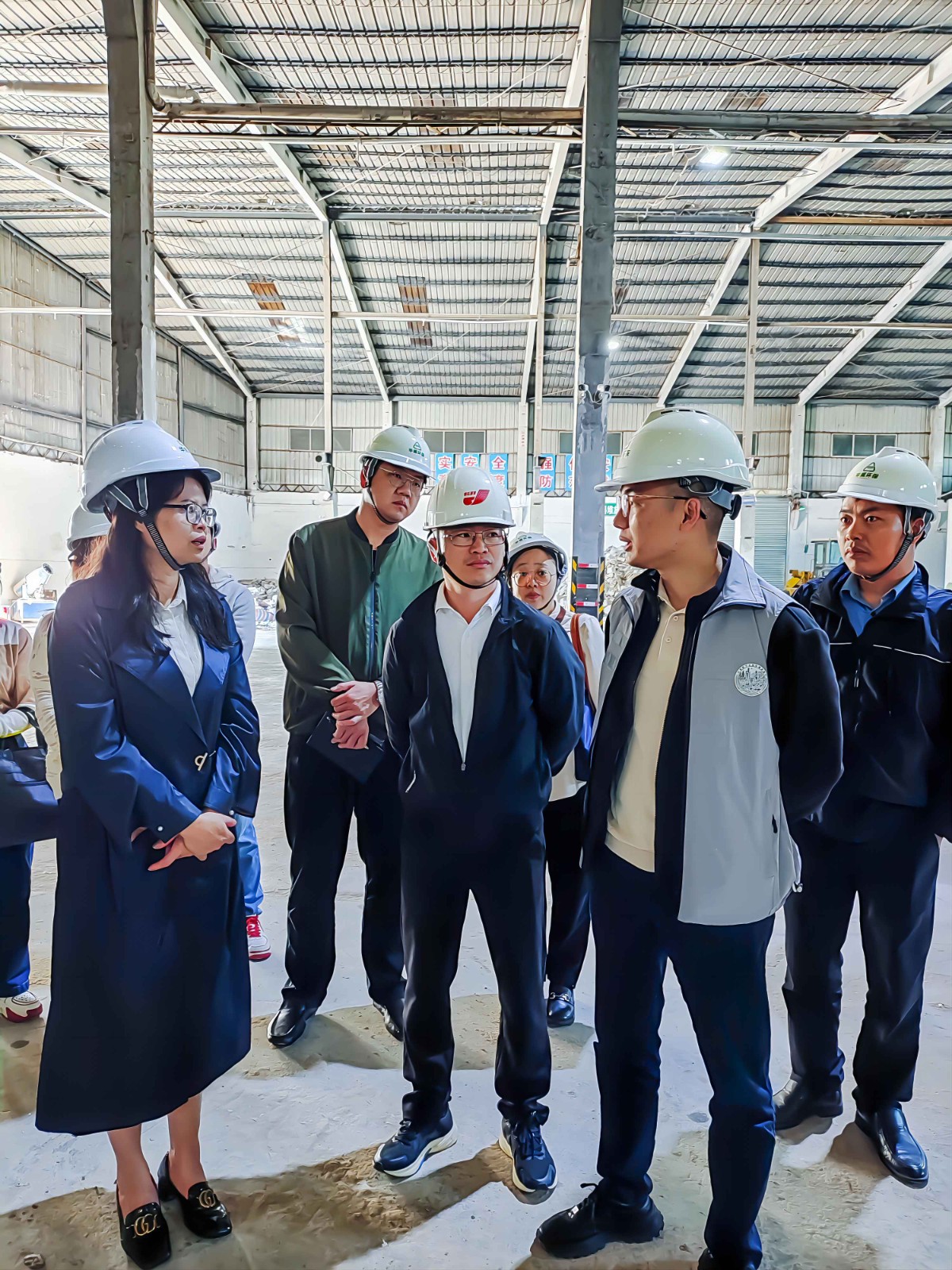 南寧市市政和園林管理局副局長、二級調(diào)研員劉海榮帶隊到華威公司龍華施工和裝修廢棄物處置項目調(diào)研建筑廢棄物資源化處置利用情況 (2)(1).jpg